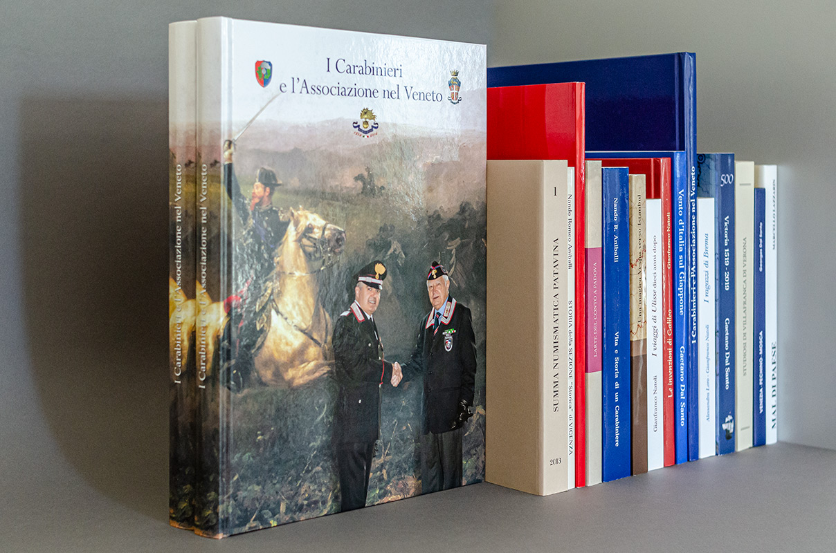 fila di alcuni libri realizzati dalla tipografia
